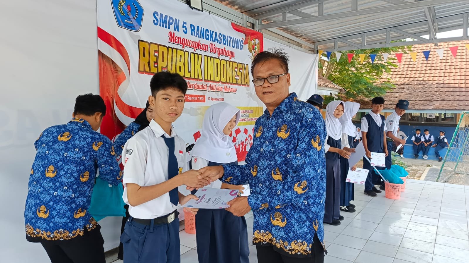 Kepala SMPN 5 Rangkasbitung Bagikan Hadiah kepada Siswa dalam Semarak HUT RI ke-81